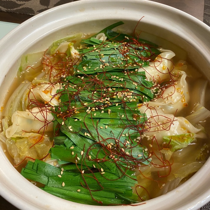 餃子と白菜で作る、モツ鍋風の醤油鍋